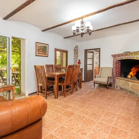 Masia Garriga, Avia بيت للعطل